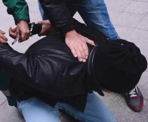 Polisi kapıda görünce uyuşturucu parası havada uçuştu