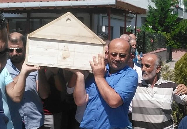 Cavit Tozlu dostlarının omuzunda dualarla son yolculuğuna uğurlandı