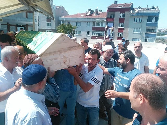 Cavit Tozlu dostlarının omuzunda dualarla son yolculuğuna uğurlandı