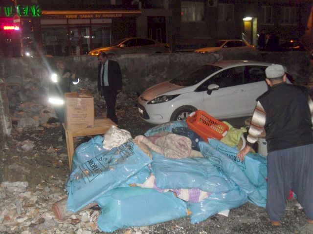 Zalim Ev Sahibi Acımadan Bebekleri Sokağa Attı