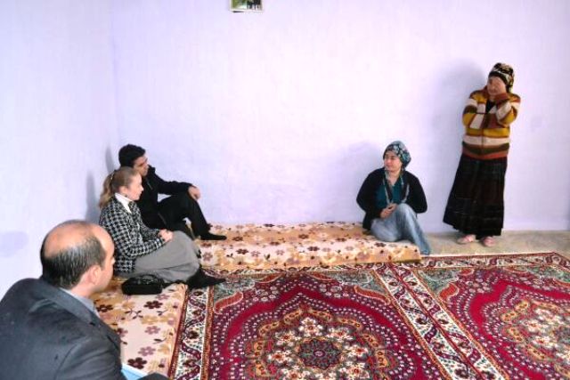 Eşiyle Yoksul Aileyi Evinde Ziyaret Etti