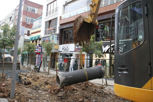 Ebuziya Caddesinde Yeraltına Yağmur Suyu Kanalı