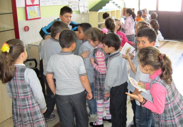 öğrencilerden Kitaba Hücum