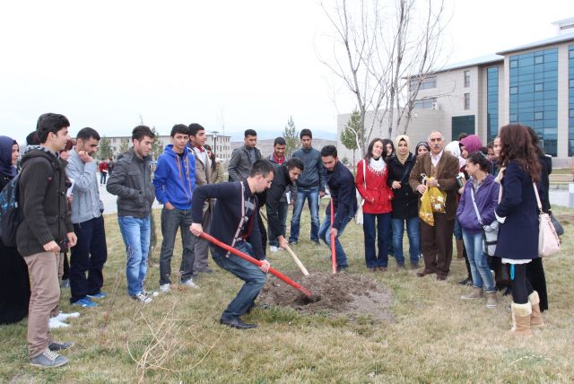 Ağrı İbrahim çeçen üniversitesi öğrencileri Kampüs Alanına Lale Dikti