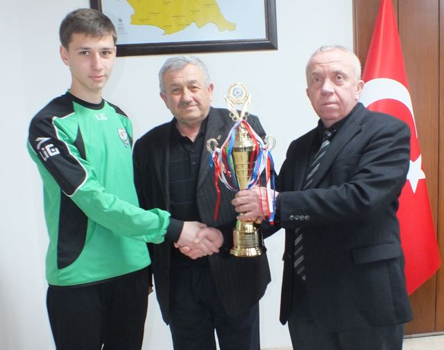 Kupayı Aldılar Başkana Gittiler