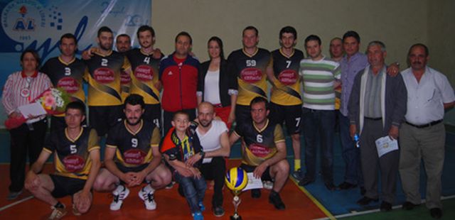 Anadolu Lisesinin Düzenlediği Turnuvada 20.yıl Voleybol şampiyonu Elmalı Yay Petrol 