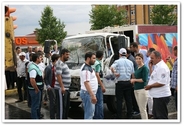 Sıkışan Yaralıyı İtfaye Kurtardı