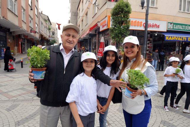 Bağcılarda 70 Bin Fesleğen Dağıtıldı