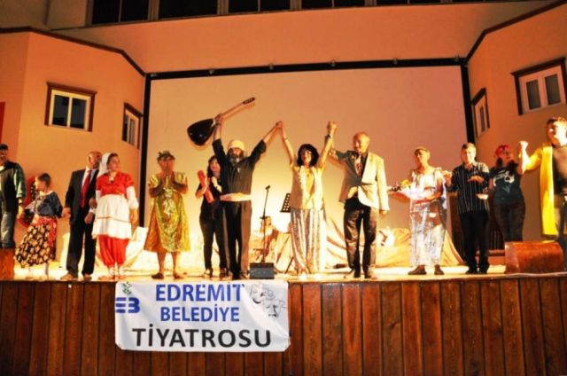 Edremitte gelin Canlar Bir Olalım Sahnelendi
