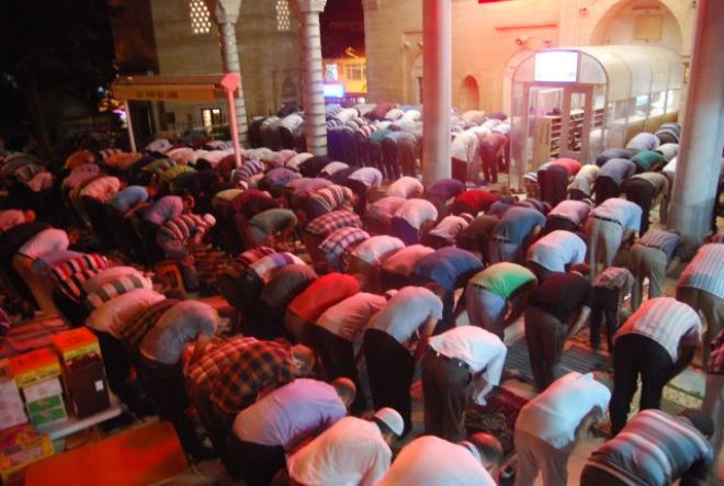 Malkarada En Hayırlı Gecede Gönüller Camilere Sel Olup Aktı