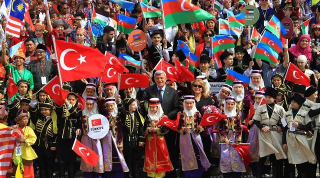 Barış ve kardeşliğin festivali kortejle başladı