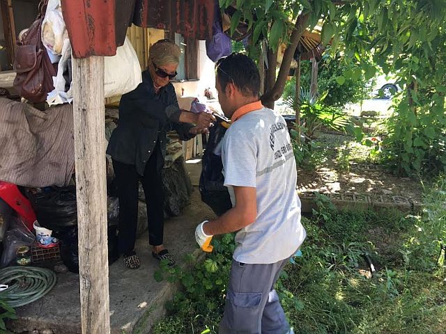 Kadının Evinden Bir Kamyon Çöp Çıktı!