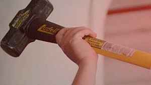 Kocasını Balyozla Öldürdü!