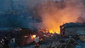 Erzincan'da 11 Ev Yanarak Kül Oldu