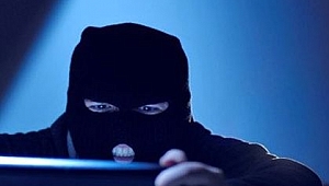 Hırsız uyuyakalınca yakayı ele verdi!