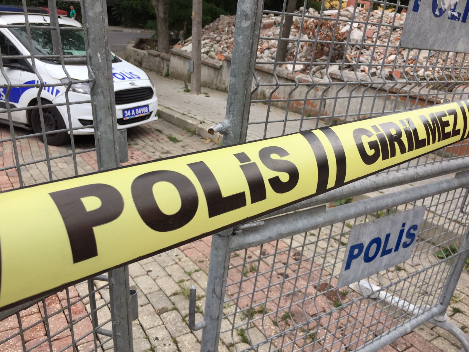 Adliyede Cinnet Geçiren Polis Eşini ve Yakınlarını Kurşun Yağmuruna Tuttu!