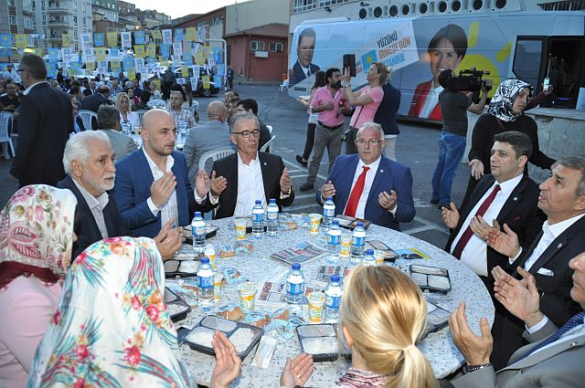 Güngören'de İyi Partililer ramazan bereket sofrasında buluştular