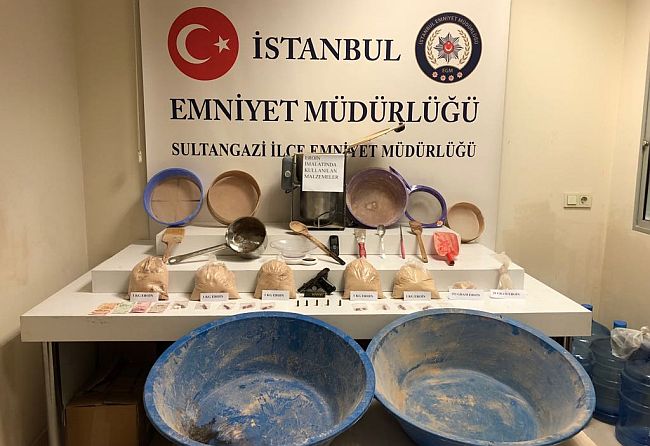 İstanbul'un Göbeğinde Uyuşturucu İmalathanesi Açan Çete Çökertildi
