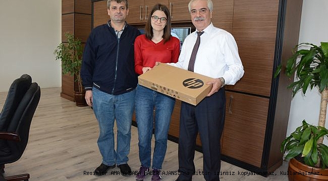 BAŞKAN ÖZCAN TIP FAKÜLTESİNİ KAZANANLARA LAPTOP HEDİYE ETTİ