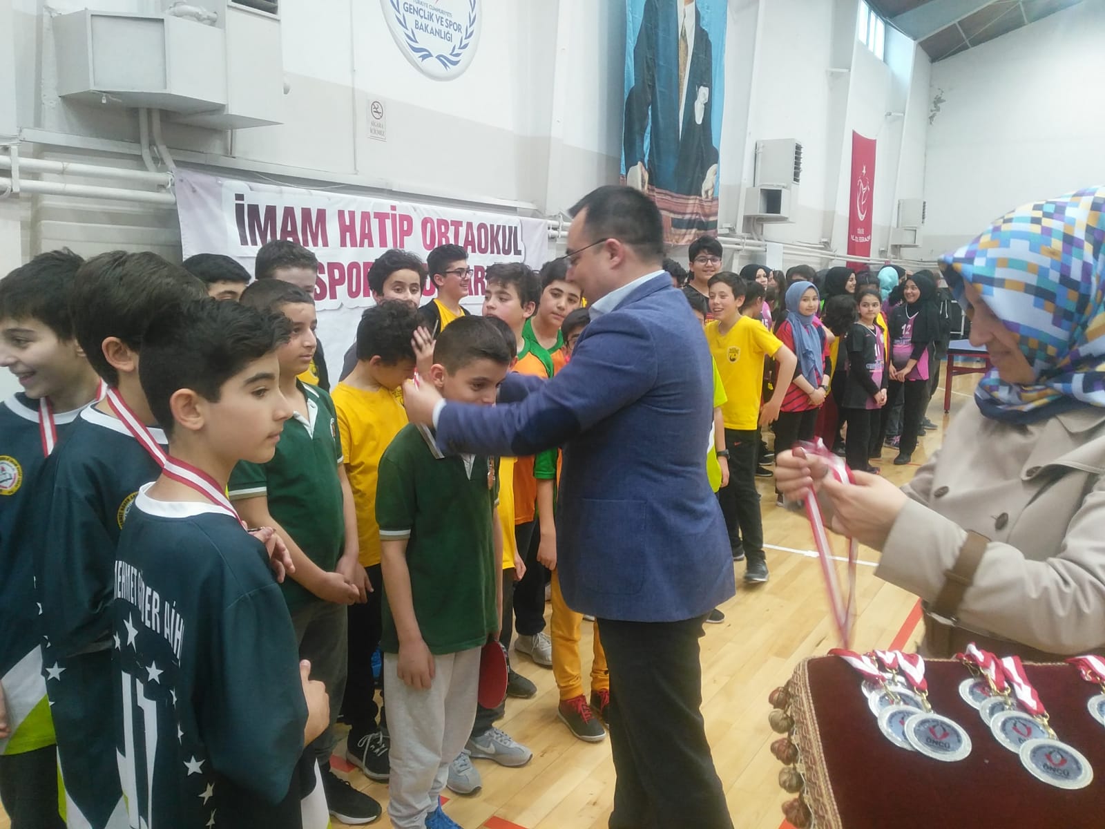 İmam Hatiplilerin altın raketleri madalyalarına kavuştu
