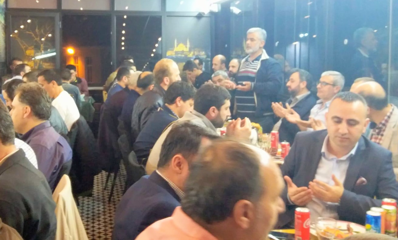 By Şahin Perde Ramazan'ın bereketini dostlarıyla paylaştı