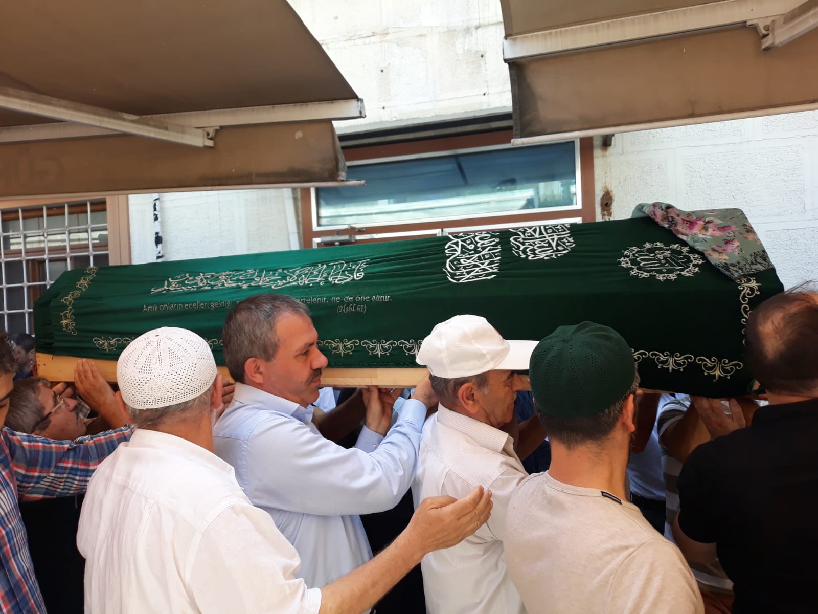 Emine Şahin dualarla omuzlarda ebedi yolculuğuna uğurlandı