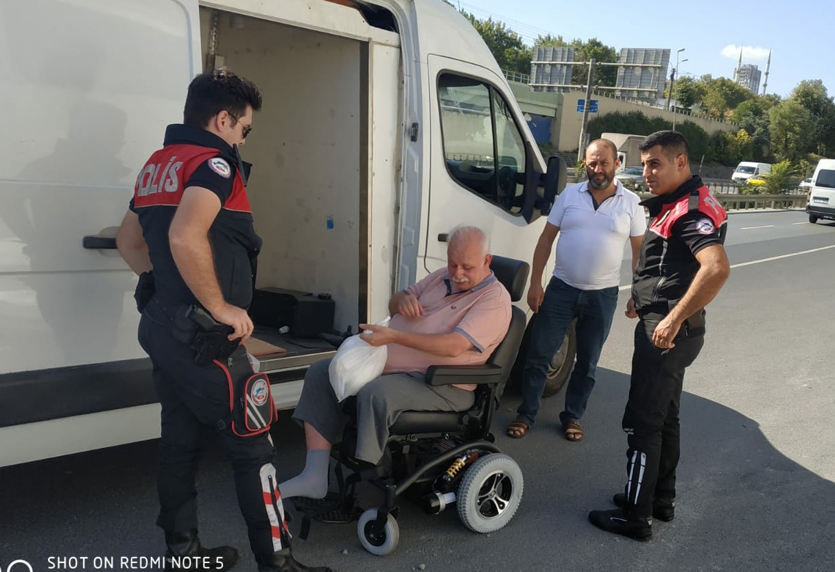 Aküsü bitti otobanda, imdata yunuslar yetiştii