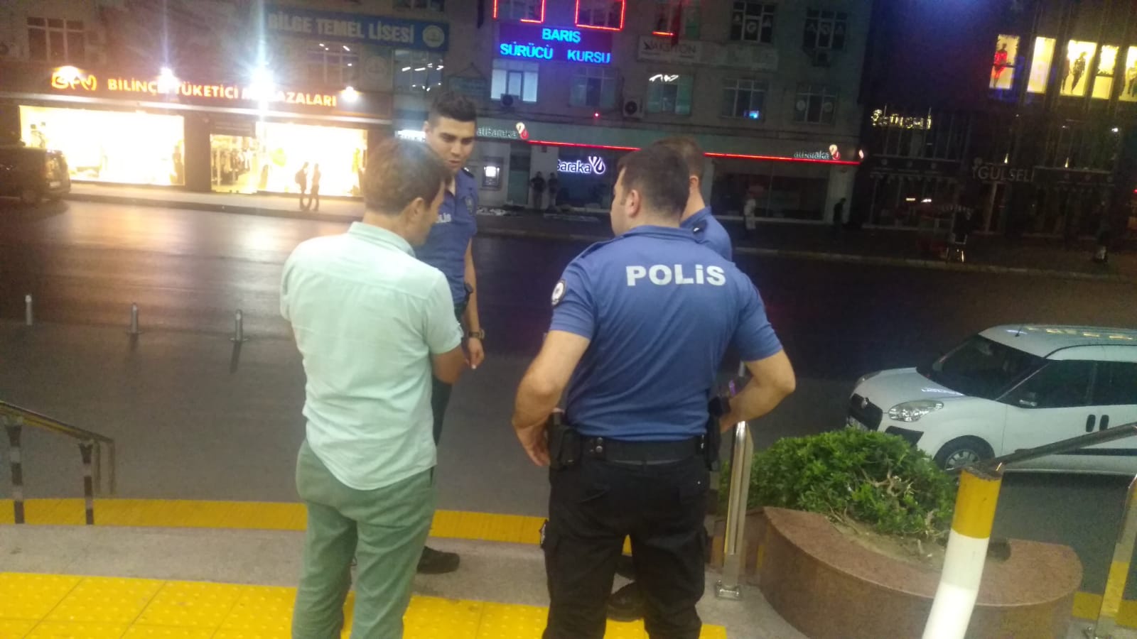 AVM'de bulunan silah korkuttu
