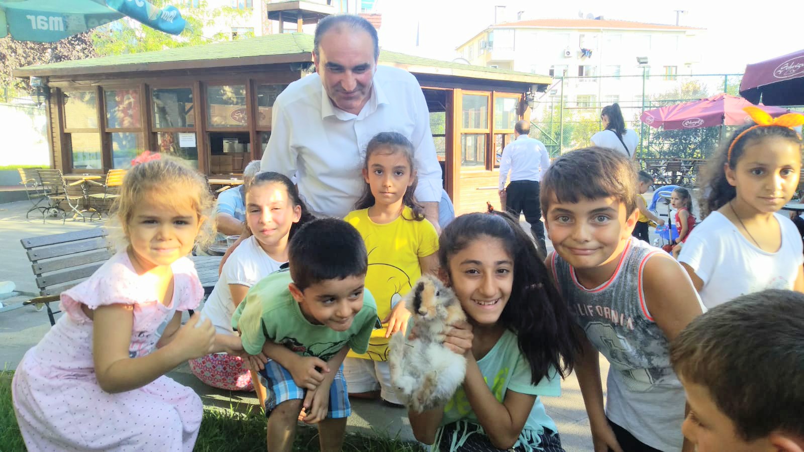 Sahipsiz tavşana Güngören'in altın kalpli çocukları sahip çıktı