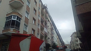 Balkonda Rehin Kalan Anneyi İtfaiye Kurtardı