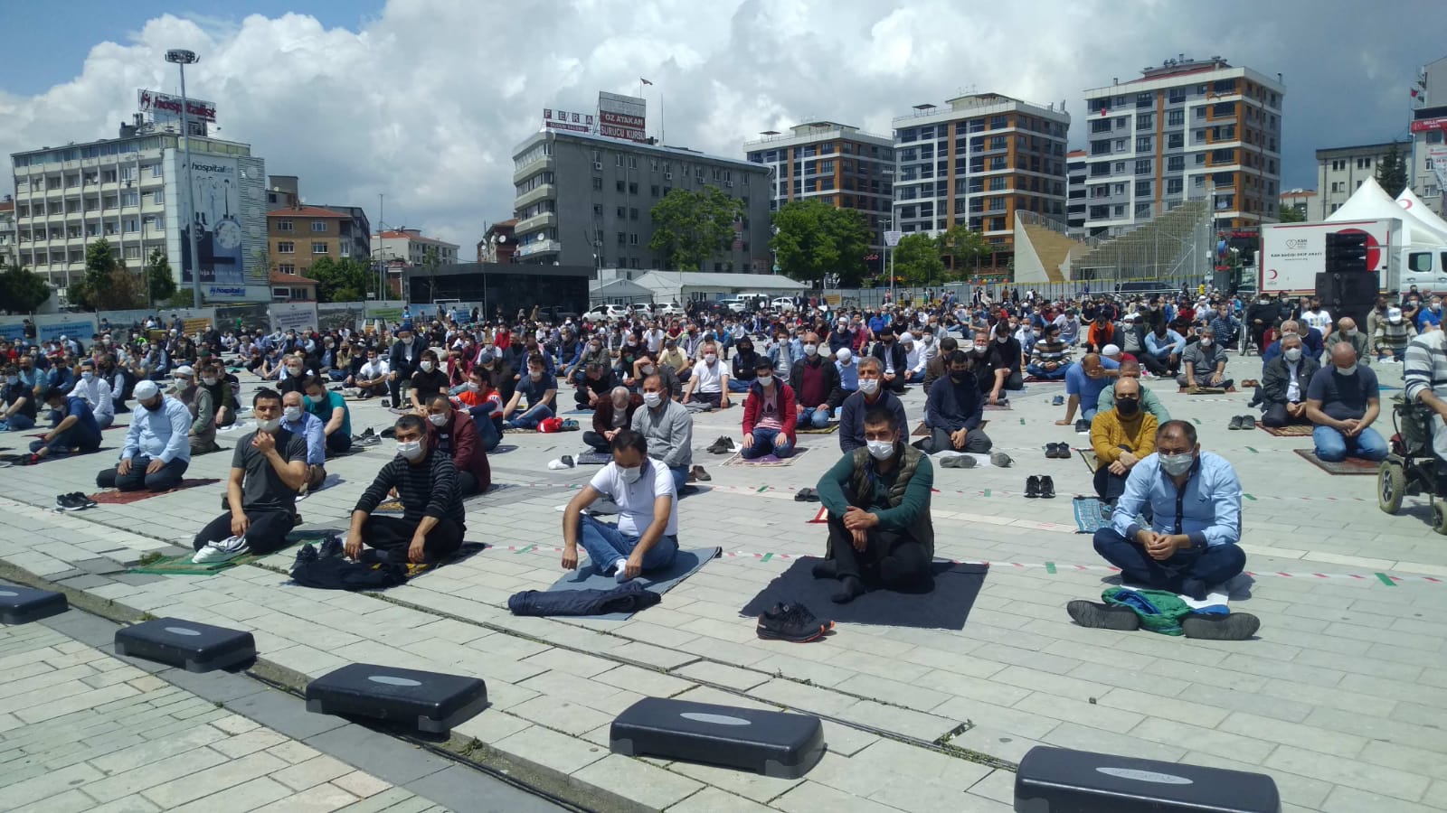 Parklar, Bahçeler, Meydanlar seccadeler ile doldu
