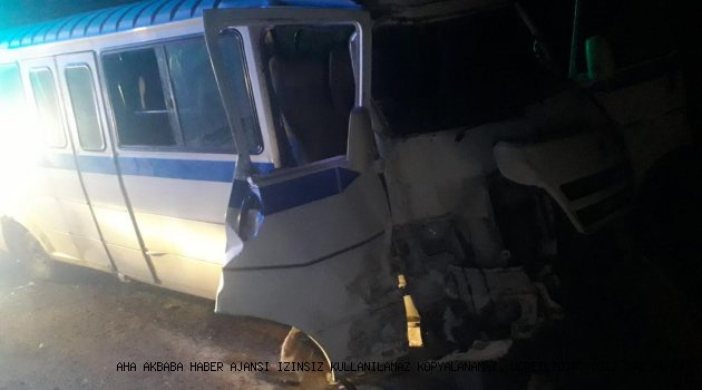 Manisa'da servis münübüsü çarpıştı, 12 yaralı