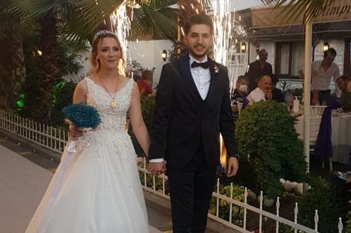 Sena Öztürk hayatını Burak Özeren'le birleştirerek dünya evine girdi