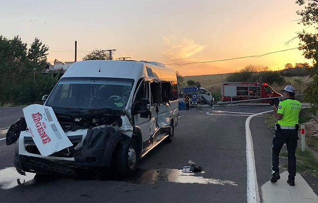 Uzunköprü’de Minibüs ile Kamyonet Çarpıştı: 2 Yaralı