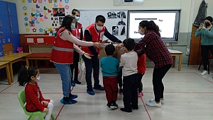 Abdi İpekçi'nin Minikleri Harçlıklarını İzmir'e Gönderdi