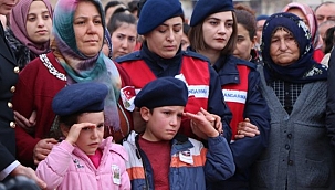 İki kardeşinden şehit ağabey Mehmet Er'e asker selamı ile veda