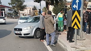 Hafif ticari araçla otomobil çarpıştı: 3 yaralı