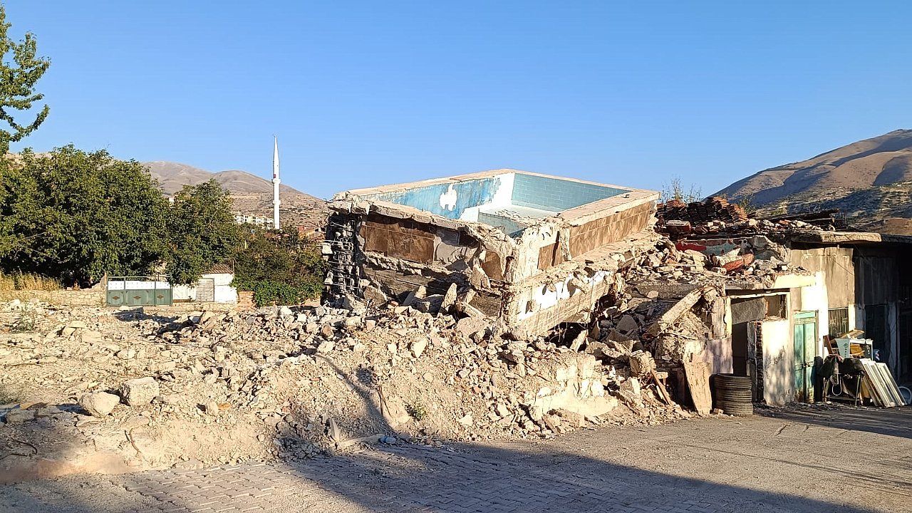 “Ata Yurdu, Kadim Yeşilyurt Enkaz Altında”