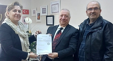 Kamil Bulut Mazbatasını Aldı, Seçim Kurulu Başkanı Hakim Fatma İstanbullu'yaTeşekkür Etti