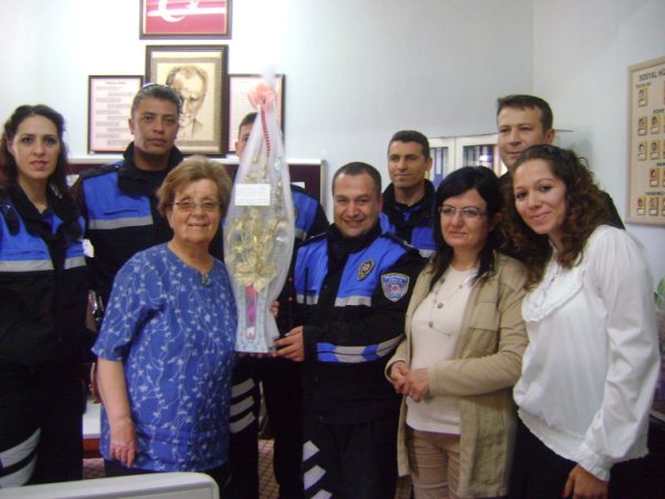 Polisten Anlamlı Ziyaret