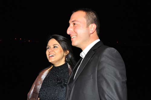 Sevdiği Kıza Pankartlı, Havai Fişekli Evlenme Teklifi