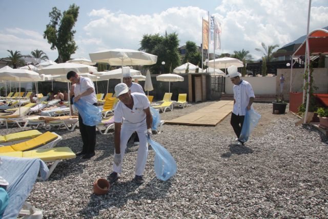 Kemer Rose Residence Beach Sahilinde Temizlik