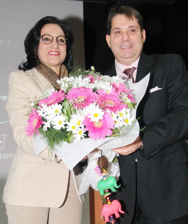 Gazeteci Yazar Nur Batur Kitabını İzmir’ Liler İçin İmzaladı