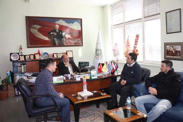 İpsalaspor Başkan Karagöze Atkı Hediye Etti.