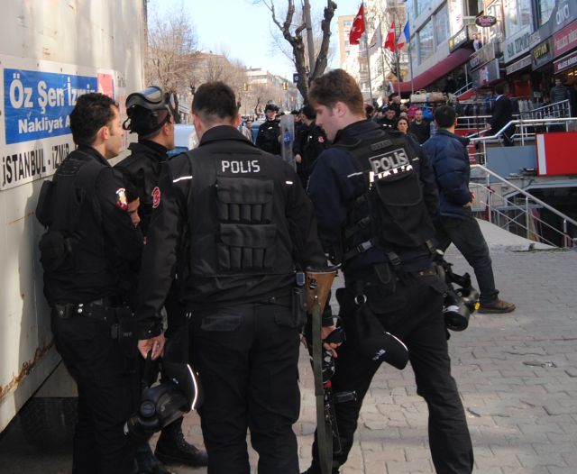 Merter'de Bdp'lileri Esnaflar Linç Etmek İstedi.yine Esnaf Kurtardı