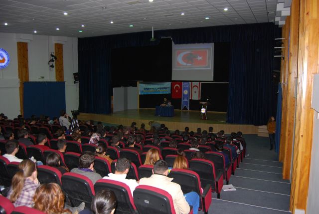 Daü öğrenci Konseyi Tarafından ‘18 Mart çanakkale şehitlerini Anma’ Konulu Konferans Düzenlendi