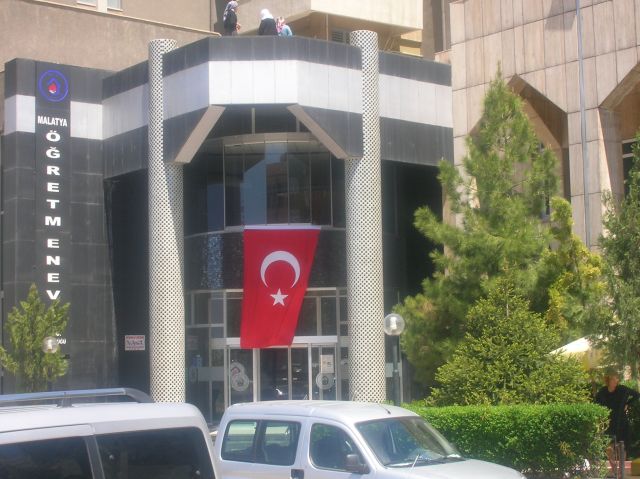 Cumhuriyet Kaç Yaşında Bilen Yok Mu?
