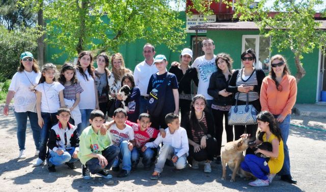 üniversiteli Gençlerden Sokak Hayvanlarına Yemek Kabı