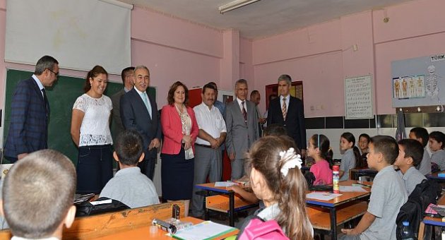 Adana'da Hayırseverlerden Öğrencilere Yardım