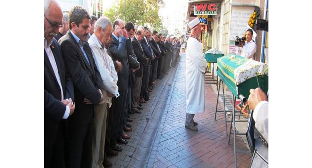 Ahmet Kenan Tanrıkulu’nun Annesi Melahat Tanrıkulu Son Yolculuğuna Uğurlandı.